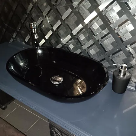 The Luxury White アパート