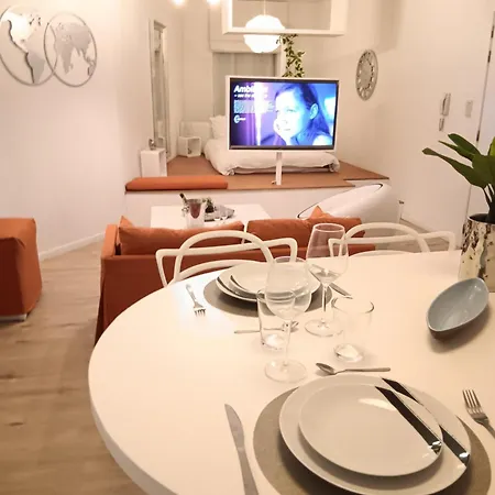 The Luxury White アパート