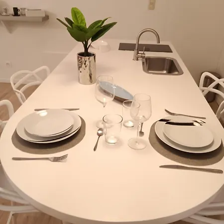 The Luxury White アパート シャルルロワ