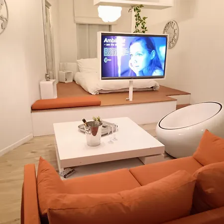 The Luxury White アパート