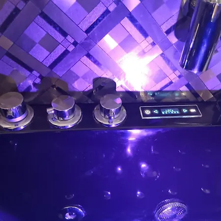 アパート The Luxury White *