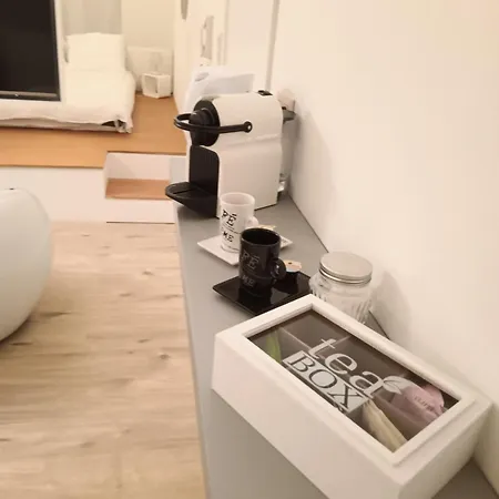 The Luxury White アパート シャルルロワ