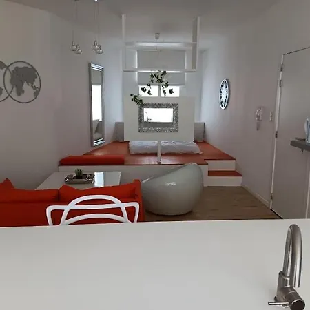 The Luxury White アパート